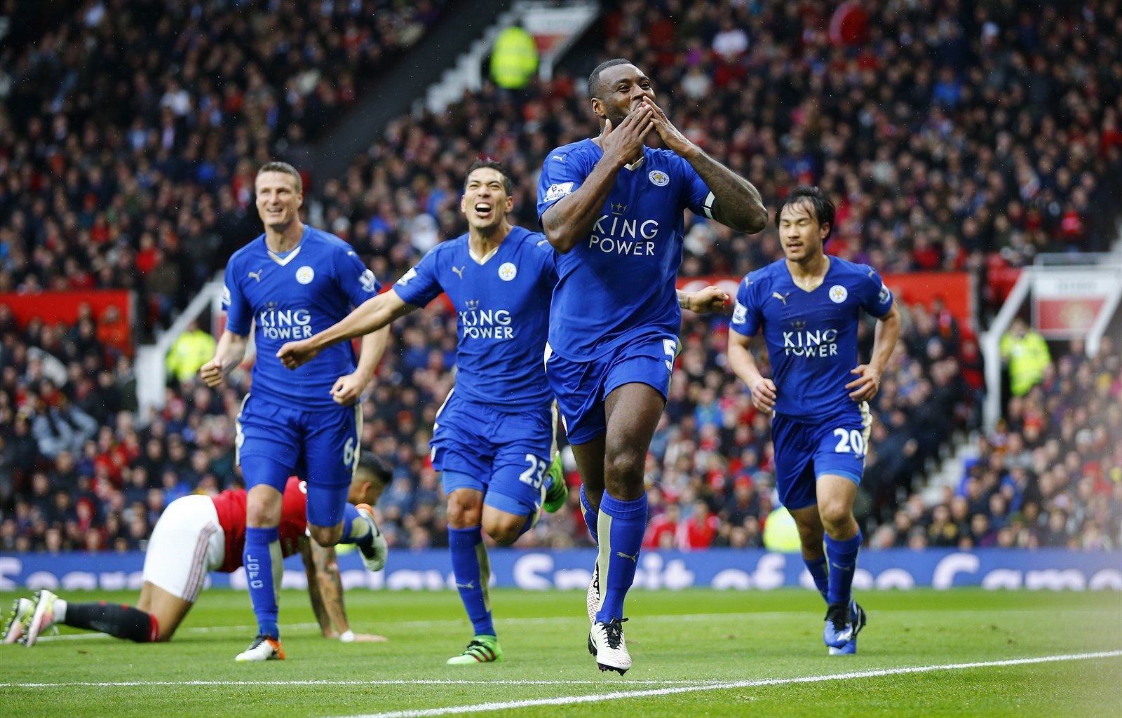 VYROVNAL JSEM. Kapitán Leicesteru Wes Morgan se raduje po vyrovnávací tref� v...