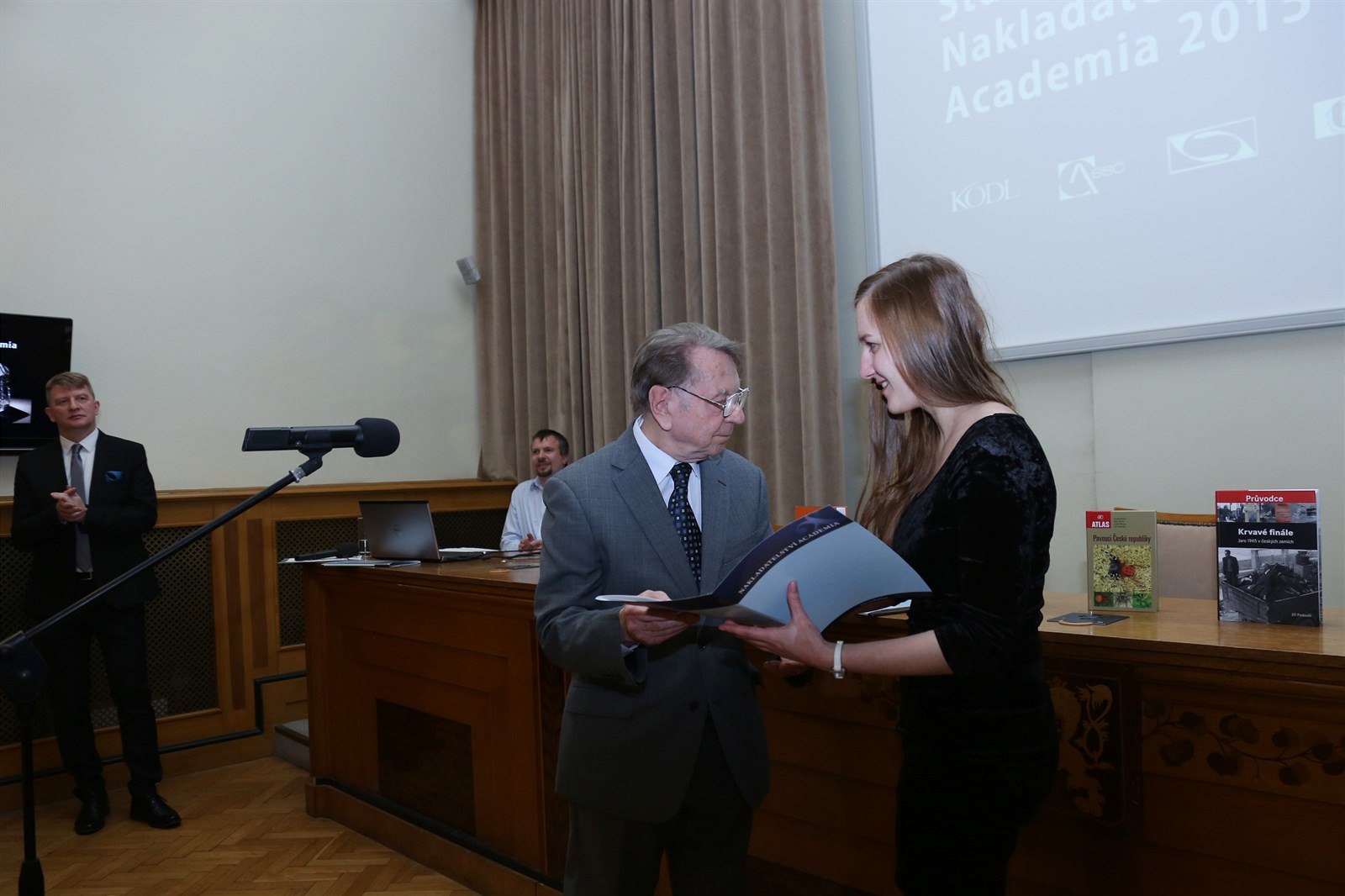 Daniele Polákové p�edává cenu p�edseda hodnotící v�decké poroty Ivo Kraus. 