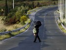 Cestou na hraniní pechod Idomeni mezi eckem a Makedonií. (5. kvtna 2016)