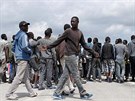 Italské námonictvo zachránilo ve Stedozemním moi desítky migrant a odvezlo...