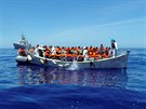 Italské námořnictvo zachránilo ve Středozemním moři desítky migrantů a odvezlo...