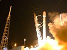 Falcon 9 spolenosti Space X pistál na plovoucí ploin