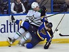 Cody Eakin z Dallasu (v bílém) a Kevin Shattenkirk ze St. Louis.