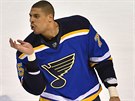 Ryan Reaves ze St. Louis posílá polibek na stídaku Dallasu.