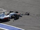 NA KUSY. Vz Haas mexického jezdce Estebana Gutierreze po nehod ve druhé...
