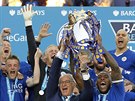 MISTI! Fotbalisté Leicesteru pevzali ped domácími fanouky trofej pro vítze...