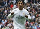 Stelec Realu Madrid Cristiano Ronaldo se raduje z gólu proti Valencii.