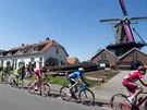 Závodníci bhem tetí etapy cyklistického Gira na cest z Nijmegenu do Arnhemu.