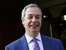 Pedseda euroskeptické strany UKIP Nagel Farage krátce po hlasování (5. kvtna...