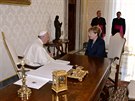Angela Merkelová pi setkání s papeem ped slavnostním udlením ceny Karla...