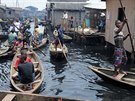 Nový lagoský guvernér se zdá mít pro poteby obyvatel slumu Makoko víc...