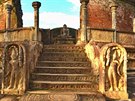 K sochám Buddh ve Vatadage (Polonnaruwa ) vedou bohat zdobená schodit.