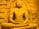 Sochy Buddhy v Gál Vihara, tzv. Kamenné svatyni, bývají po setmní pkn...