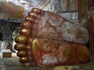 Nohy leících buddh jsou asto pestrobarevn malované.