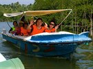 Plavba po tzv. Blue lagoon v delt eky Madu je oblíbenou turistickou atrakcí.