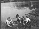 Chlapci hrající si na behu Pivovarského rybníka, 40. léta 20. století.