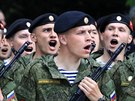 Rusko se pipravuje na vojenskou pehlídku. Na snímku nácvik v Sevastopolu