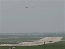 Nízký prlet letoun JAS-39 Gripen nad hlavní drahou Letit Václava Havla....