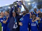 Leicester konen pevzal pohár pro vítze Premier League. (7. kvtna 2016)