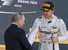 Vladimír Putin gratuluje Nicu Rosbergovi za vítzství ve Velké cen Ruska.