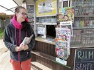 Z�kazn�ci novinov�ho st�nku v Ok��k�ch si chod� nej�ast�ji pro cigarety. V...
