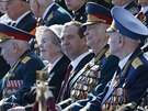 Ruský premiér Medvedv s vojenskými veterány sleduje slavnostní vojenskou...