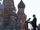 Ruský prezident Vladimir Putin ení pi slavnostní vojenské pehlídce u...