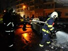 Neznámý žhář zapálil kontejnery v Praze 7, oheň se rozšířil na zaparkovaná auta...