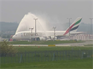 První z mnoha budoucích pílet A380 na lince DXB-PRG. Letadlo vítají proudy...