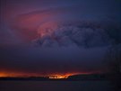Noní obloha nad poárem v kanadské provincii Alberta (6. kvtna 2016)