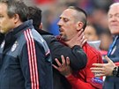 Franck Ribéry z Bayernu Mnichov se snaí uklidnit trenéra Diega Simeoneho z...