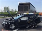 V úterý ráno se na dálnici D5 u obce Žebrák na Berounsku srazil kamion se...