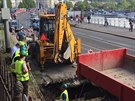V pražském Podolí prasklo vodovodní potrubí a havárie zastavila i tramvaje...