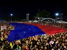 Duterteho na jeho posledním pedvolebním mítinku v Manile podpoily tisíce lidí...