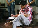 Kandidát na filipínského prezidenta Rodrigo Duterte ve volební místnosti (9....
