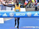 Keský bec Lawrence Cherono triumfáln dobíhá do cíle Praského maratonu.