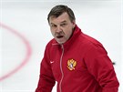 Ruský trenér Oleg Znarok rozdává pokyny pi tréninku sborné bhem mistrovství...