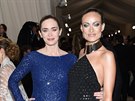 Emily Bluntová a Olivia Wilde na Met Gala (New York, 2. kvtna 2016)