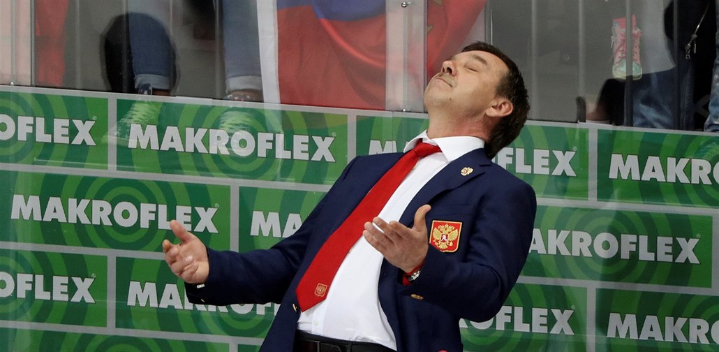 Kou� ruských hokejist� Oleg Znarok p�i utkání s �eským týmem ob�as trp�l.