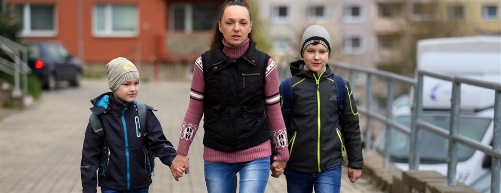 Olena Pereverzeva se syny Arturem a Artemem na cest� do �koly.