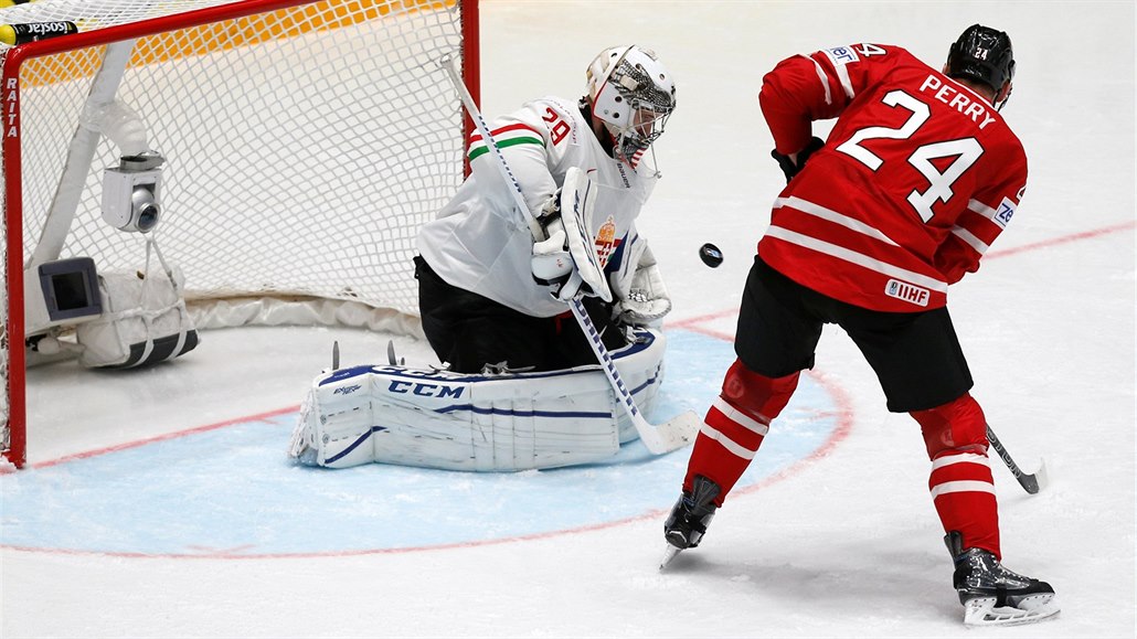 Corey Perry (vpravo) p�ed ma�arskou brankou. Za chvíli dá z dorá�ky gól