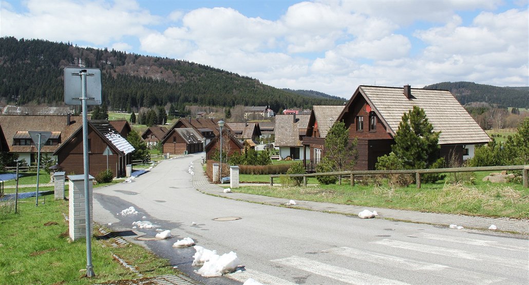 Apartmánové domy stojí na okraji Borových Lad. Jejich obyvatelé to mají kousek...