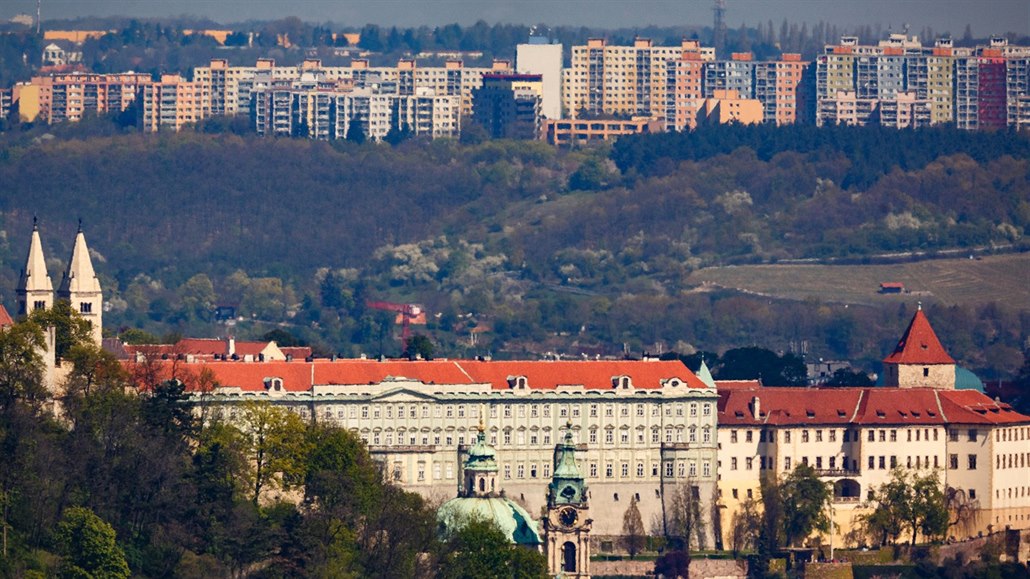 Pohled na Pra�ský hrad, v pozadí trojská strá� a sídli�t� Bohnice; v pop�edí...