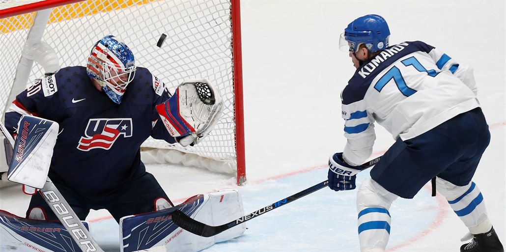 Finský hokejista Leo Komarov stanul proti americkému gólmanovi Miku Condonovi.