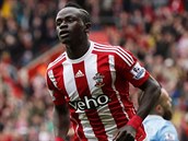 Ofenzivn� hr�� Southamptonu Sadio Man� slav� g�l do s�t� Manchesteru City