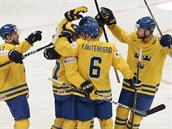 Švédští hokejisté se radují z gólu v zápase s Dány.