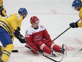 J VM TEN PUK NEDM. Dnsk hokejista Mads Christensen zasedl kotou, o kter...