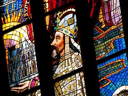 Karel IV. na skleněné vitráži, kterou v roce 1935 pro pražskou katedrálu navrhl výtvarník Max Švabinský.
