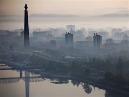 ZRCADLOVÁ HLADINA. 170 metr vysoká v uche v Pchjongjangu se odráí na...