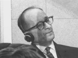 Adolf Eichmann (se sluchátky) u izraelského soudu v roce 1961